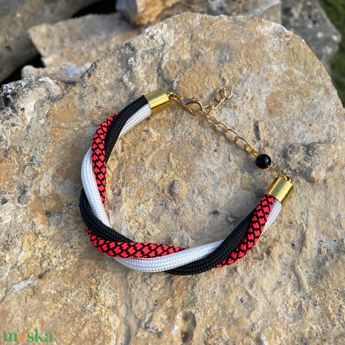 Twist karkötő fekete, fehér, magenta - ékszer - karkötő - fonott karkötő - Meska.hu Twist karkötő fekete, fehér, magenta - ékszer - karkötő - fonott karkötő - Meska.hu