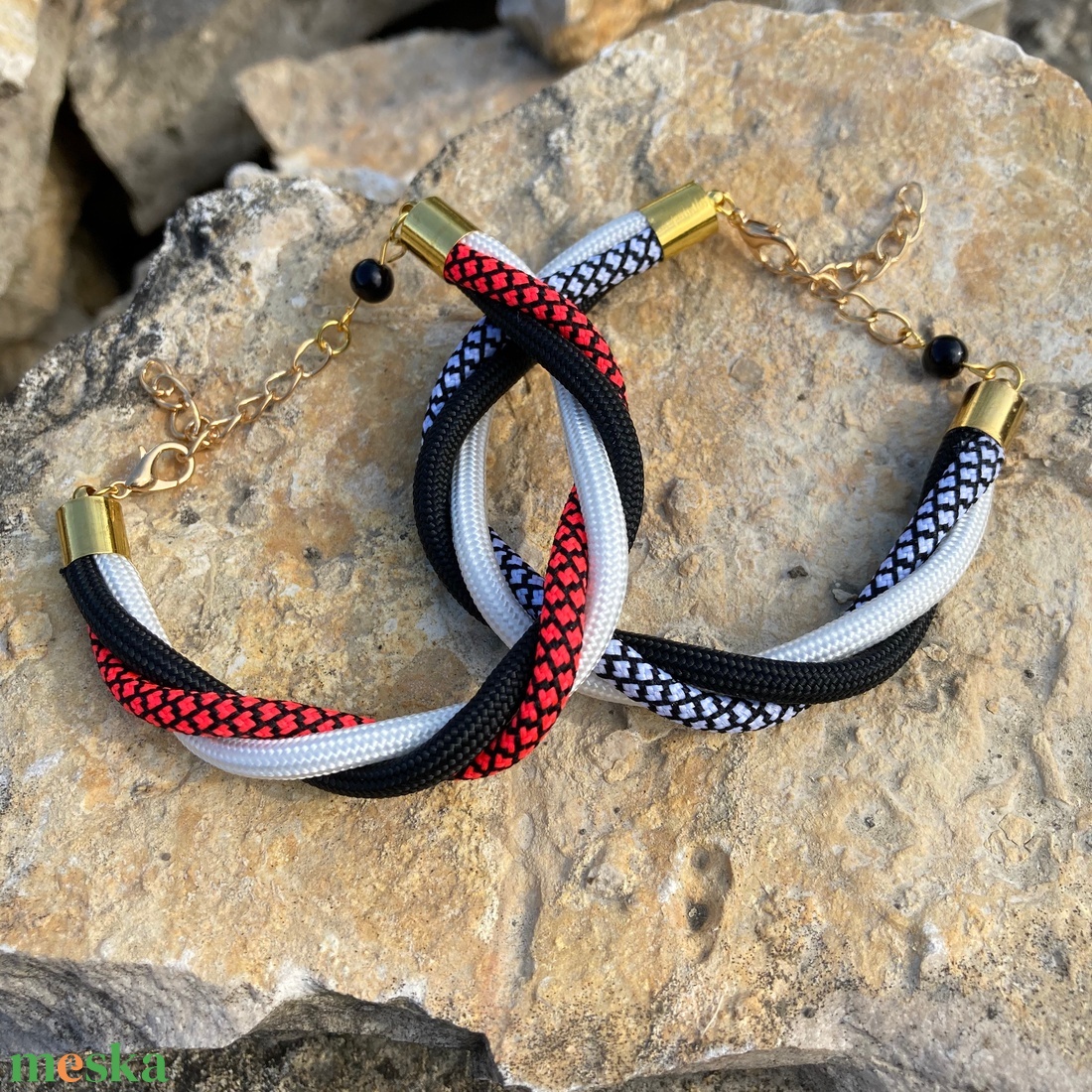 Twist karkötő fekete, fehér, magenta - ékszer - karkötő - fonott karkötő - Meska.hu Twist karkötő fekete, fehér, magenta - ékszer - karkötő - fonott karkötő - Meska.hu