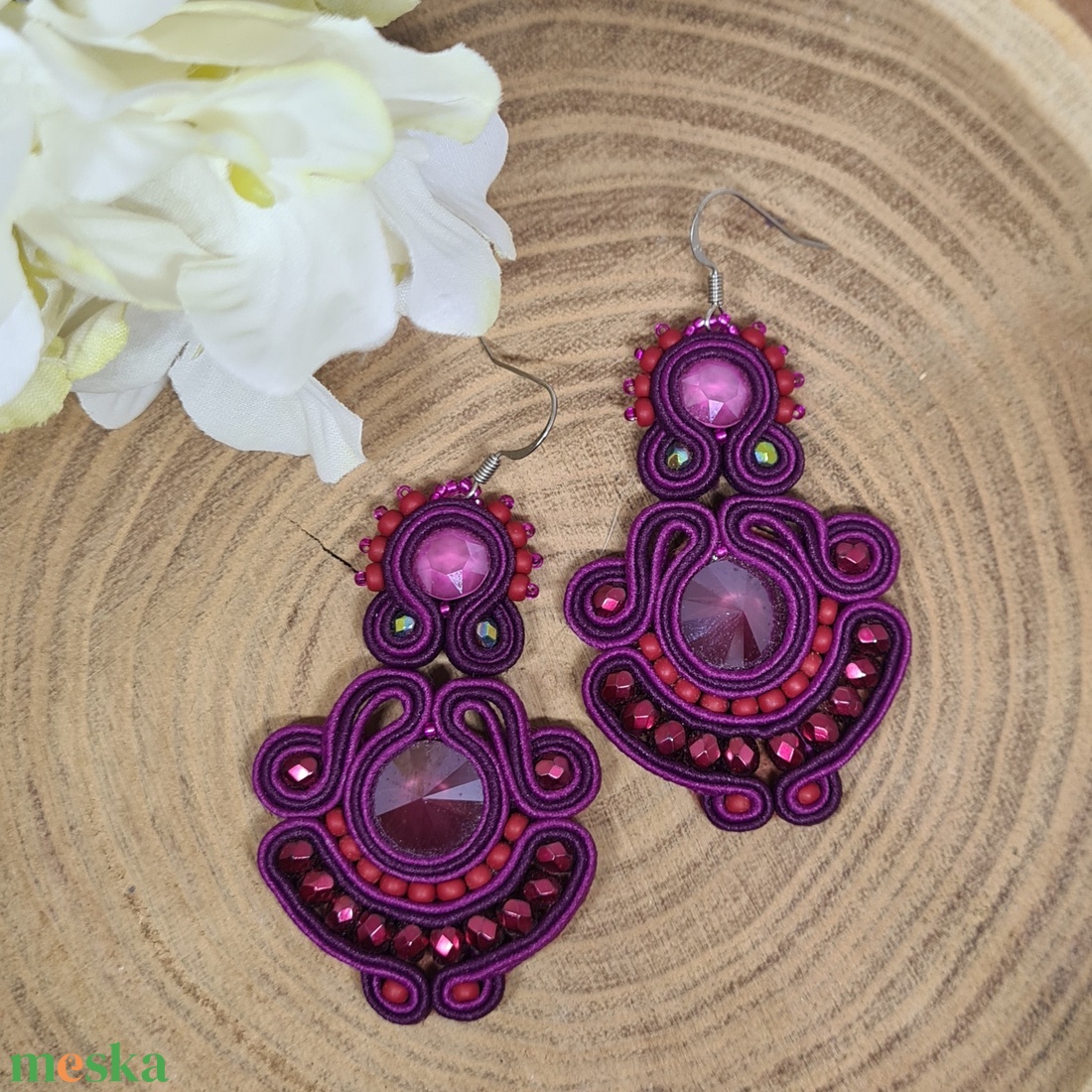 Lila, pink, fuschia sujtás fülbevaló, sujtás ékszer, valódi swarovski, ajándék nőknek, sujtás technika - ékszer - fülbevaló - lógó fülbevaló - Meska.hu