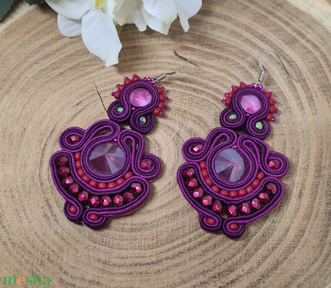 Lila, pink, fuschia sujtás fülbevaló, sujtás ékszer, valódi swarovski, ajándék nőknek, sujtás technika - ékszer - fülbevaló - lógó fülbevaló - Meska.hu