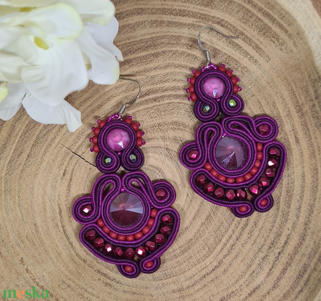 Lila, pink, fuschia sujtás fülbevaló, sujtás ékszer, valódi swarovski, ajándék nőknek, sujtás technika - ékszer - fülbevaló - lógó fülbevaló - Meska.hu