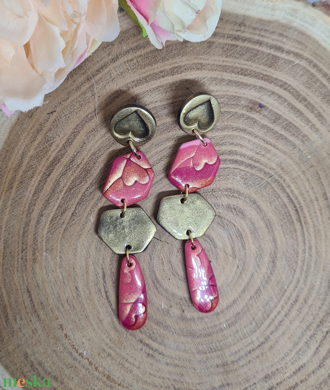 Hosszú, lógós, rózsaszín csíkos szín átmenetes arany szívecskés gyurma, polymerclay fülbevaló. Ajándék nőknek, lányoknak - ékszer - fülbevaló - lógó fülbevaló - Meska.hu Hosszú, lógós, rózsaszín csíkos szín átmenetes arany szívecskés gyurma, polymerclay fülbevaló. Ajándék nőknek, lányoknak - ékszer - fülbevaló - lógó fülbevaló - Meska.hu