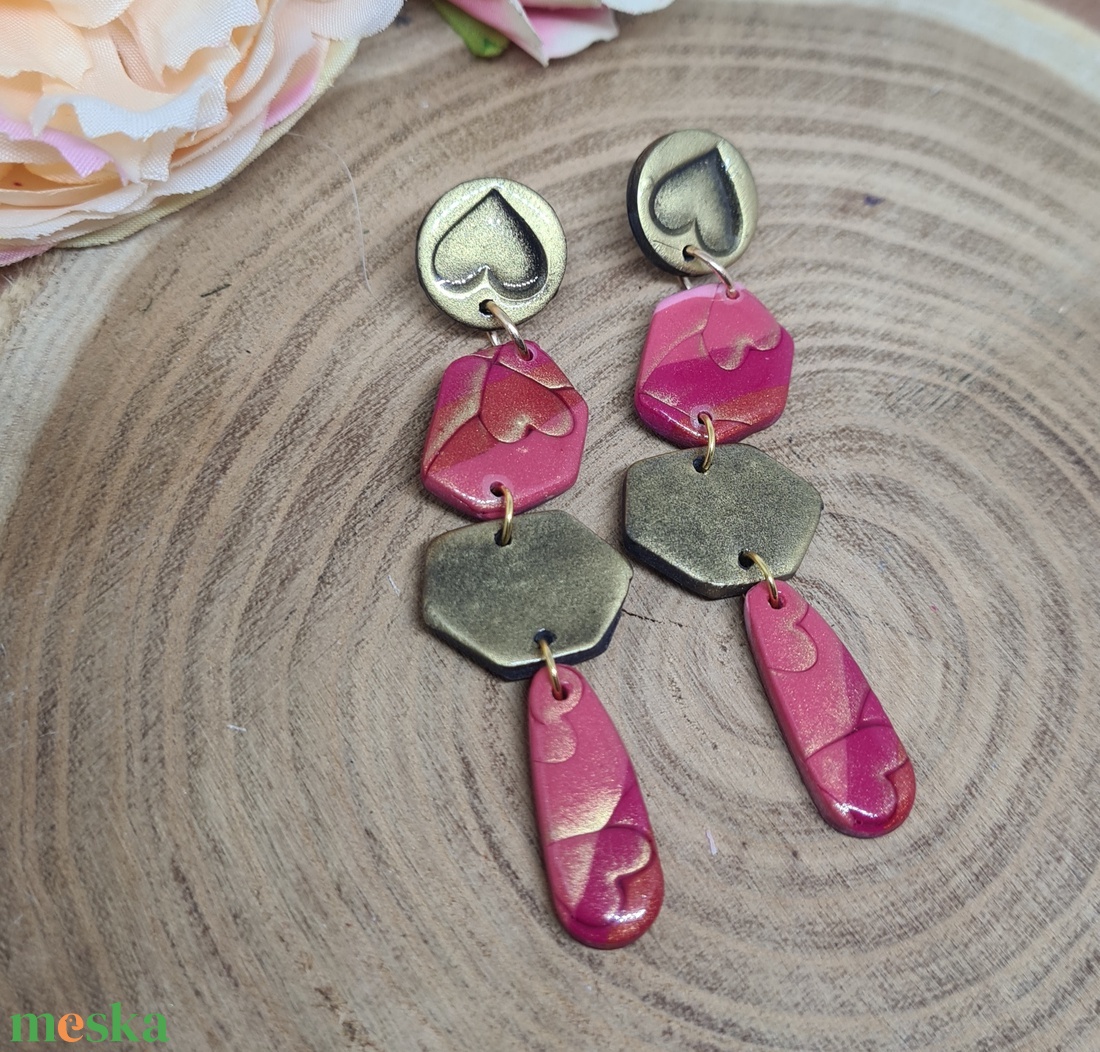 Hosszú, lógós, rózsaszín csíkos szín átmenetes arany szívecskés gyurma, polymerclay fülbevaló. Ajándék nőknek, lányoknak - ékszer - fülbevaló - lógó fülbevaló - Meska.hu Hosszú, lógós, rózsaszín csíkos szín átmenetes arany szívecskés gyurma, polymerclay fülbevaló. Ajándék nőknek, lányoknak - ékszer - fülbevaló - lógó fülbevaló - Meska.hu