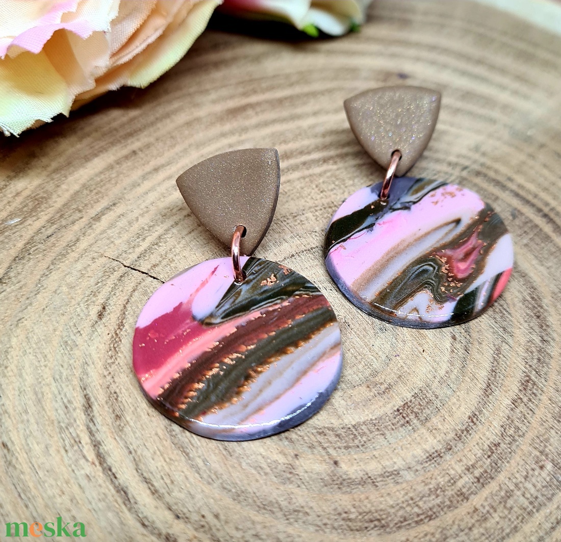 Kerek márvány hatású süthető gyurma fülbevaló, barna, narancs, rózsaszín, arany, színekben. Polymerclay. Ajándék nőknek. - ékszer - fülbevaló - lógós kerek fülbevaló - Meska.hu