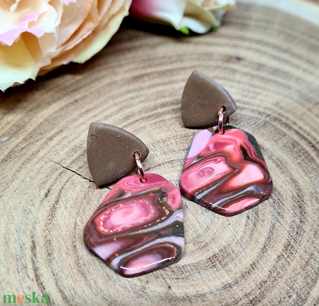 Kerek márvány hatású süthető gyurma fülbevaló, barna, narancs, rózsaszín, arany, színekben. Polymerclay. Ajándék nőknek. - ékszer - fülbevaló - lógó fülbevaló - Meska.hu