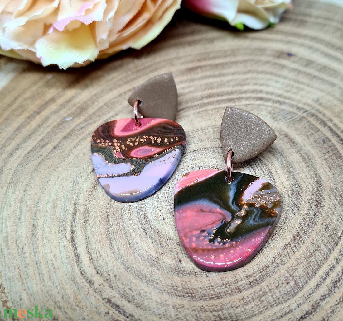 Márvány hatású süthető gyurma fülbevaló, barna, narancs, arany, és rózsaszín színekben, polymer clay. Ajándék nőknek. - ékszer - fülbevaló - lógó fülbevaló - Meska.hu