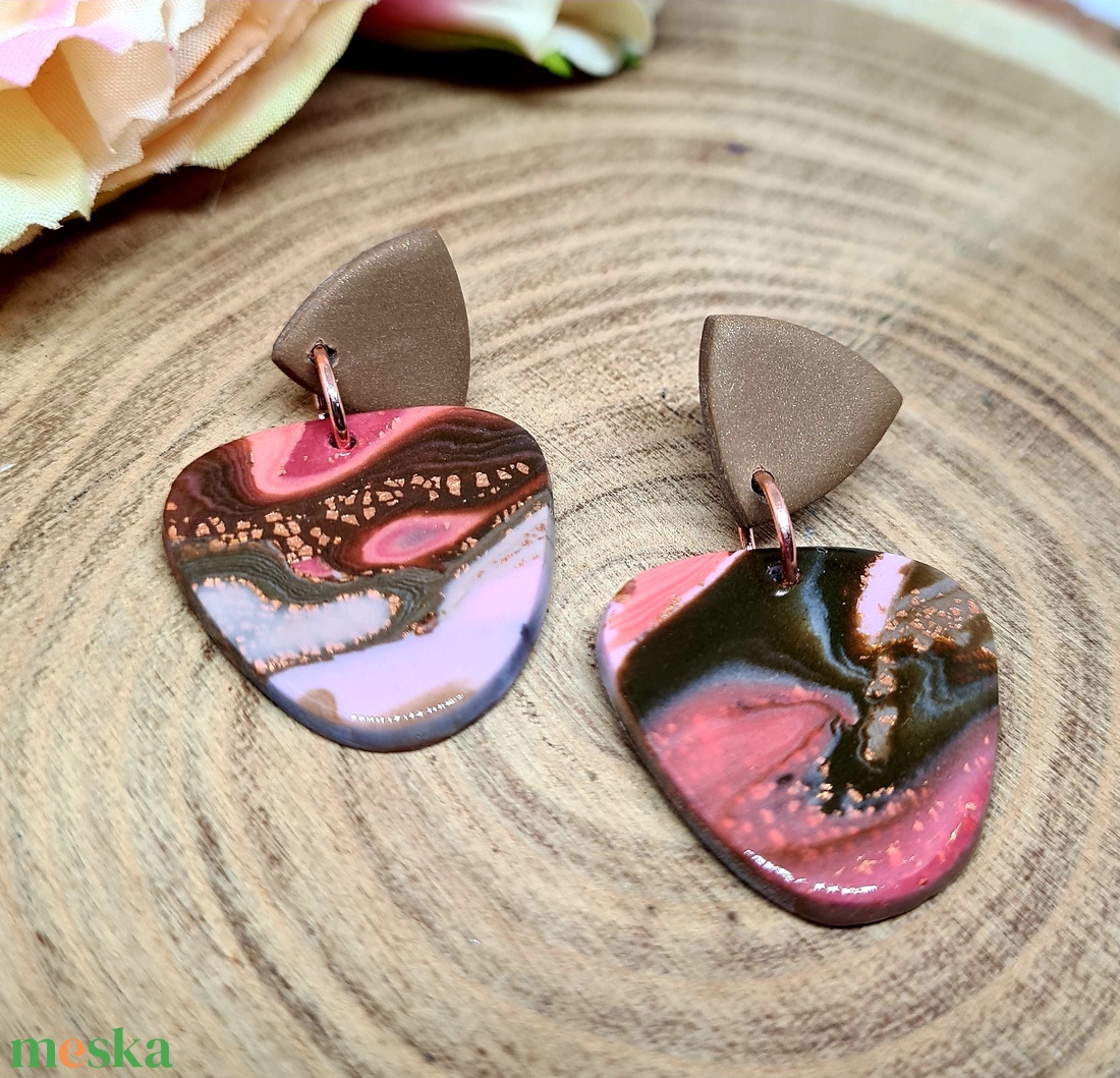Márvány hatású süthető gyurma fülbevaló, barna, narancs, arany, és rózsaszín színekben, polymer clay. Ajándék nőknek. - ékszer - fülbevaló - lógó fülbevaló - Meska.hu