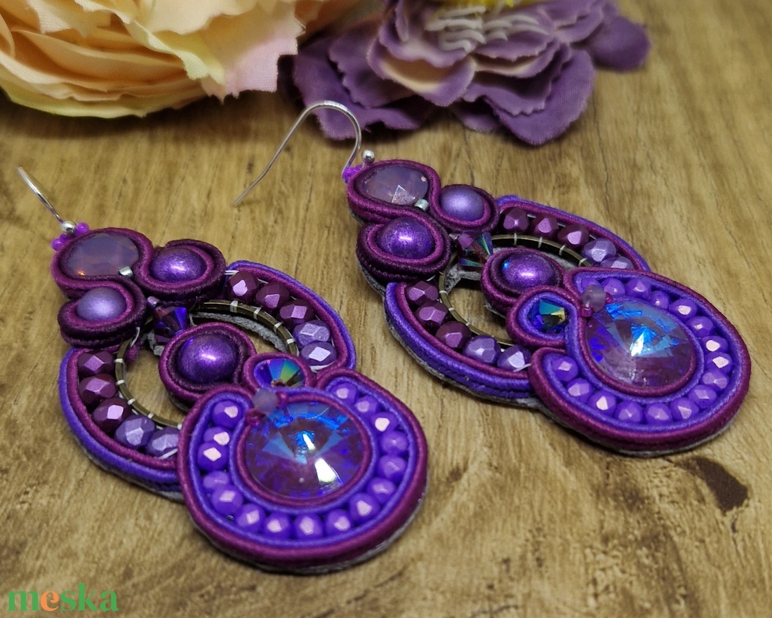 Hösszú lila,, fuschia-magenta sujtás fülbevaló, sujtás ékszer, valódi swarovski, ajándék nőknek, sujtás technika - ékszer - fülbevaló - lógó fülbevaló - Meska.hu