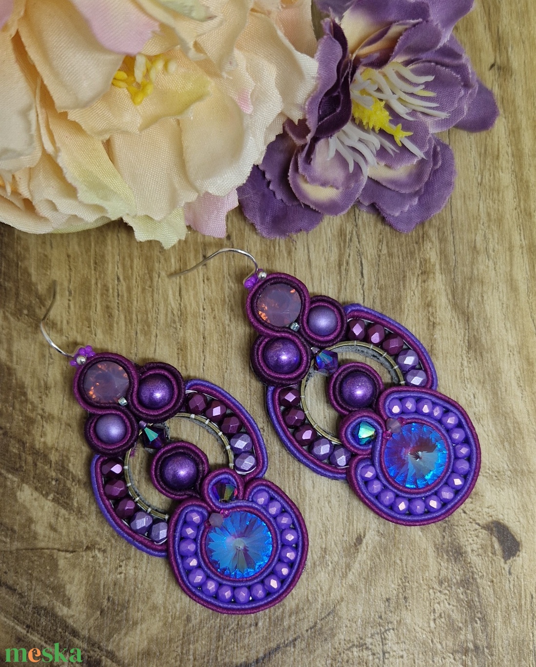 Hösszú lila,, fuschia-magenta sujtás fülbevaló, sujtás ékszer, valódi swarovski, ajándék nőknek, sujtás technika - ékszer - fülbevaló - lógó fülbevaló - Meska.hu