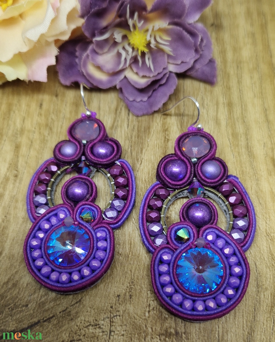 Hösszú lila,, fuschia-magenta sujtás fülbevaló, sujtás ékszer, valódi swarovski, ajándék nőknek, sujtás technika - ékszer - fülbevaló - lógó fülbevaló - Meska.hu