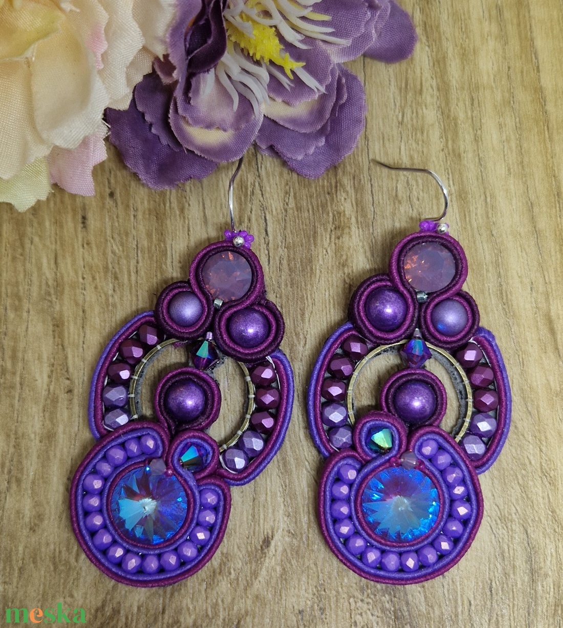 Hösszú lila,, fuschia-magenta sujtás fülbevaló, sujtás ékszer, valódi swarovski, ajándék nőknek, sujtás technika - ékszer - fülbevaló - lógó fülbevaló - Meska.hu