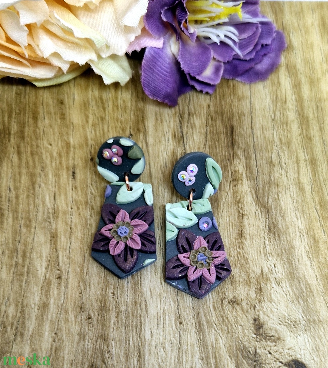 Virágmintás, levélmintás, kicsi lógós süthető gyurma fülbevaló. Swarovski. Polymer clay. Ajándék nőknek, lányoknak. - ékszer - fülbevaló - lógó fülbevaló - Meska.hu Virágmintás, levélmintás, kicsi lógós süthető gyurma fülbevaló. Swarovski. Polymer clay. Ajándék nőknek, lányoknak. - ékszer - fülbevaló - lógó fülbevaló - Meska.hu