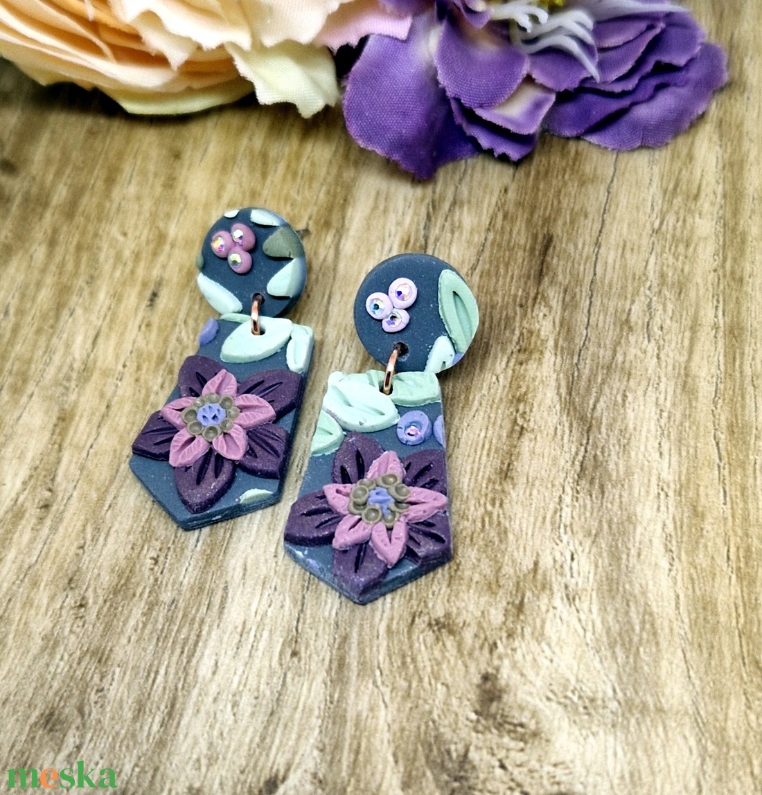 Virágmintás, levélmintás, kicsi lógós süthető gyurma fülbevaló. Swarovski. Polymer clay. Ajándék nőknek, lányoknak. - ékszer - fülbevaló - lógó fülbevaló - Meska.hu Virágmintás, levélmintás, kicsi lógós süthető gyurma fülbevaló. Swarovski. Polymer clay. Ajándék nőknek, lányoknak. - ékszer - fülbevaló - lógó fülbevaló - Meska.hu
