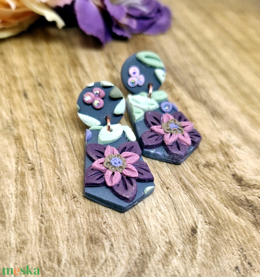 Virágmintás, levélmintás, kicsi lógós süthető gyurma fülbevaló. Swarovski. Polymer clay. Ajándék nőknek, lányoknak. - ékszer - fülbevaló - lógó fülbevaló - Meska.hu Virágmintás, levélmintás, kicsi lógós süthető gyurma fülbevaló. Swarovski. Polymer clay. Ajándék nőknek, lányoknak. - ékszer - fülbevaló - lógó fülbevaló - Meska.hu