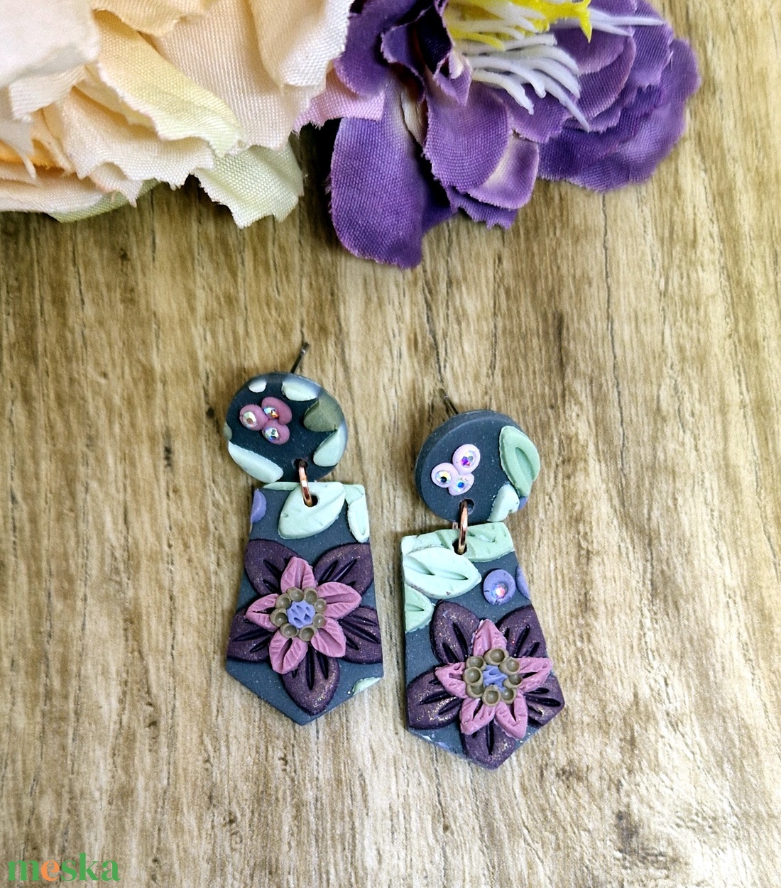Virágmintás, levélmintás, kicsi lógós süthető gyurma fülbevaló. Swarovski. Polymer clay. Ajándék nőknek, lányoknak. - ékszer - fülbevaló - lógó fülbevaló - Meska.hu Virágmintás, levélmintás, kicsi lógós süthető gyurma fülbevaló. Swarovski. Polymer clay. Ajándék nőknek, lányoknak. - ékszer - fülbevaló - lógó fülbevaló - Meska.hu