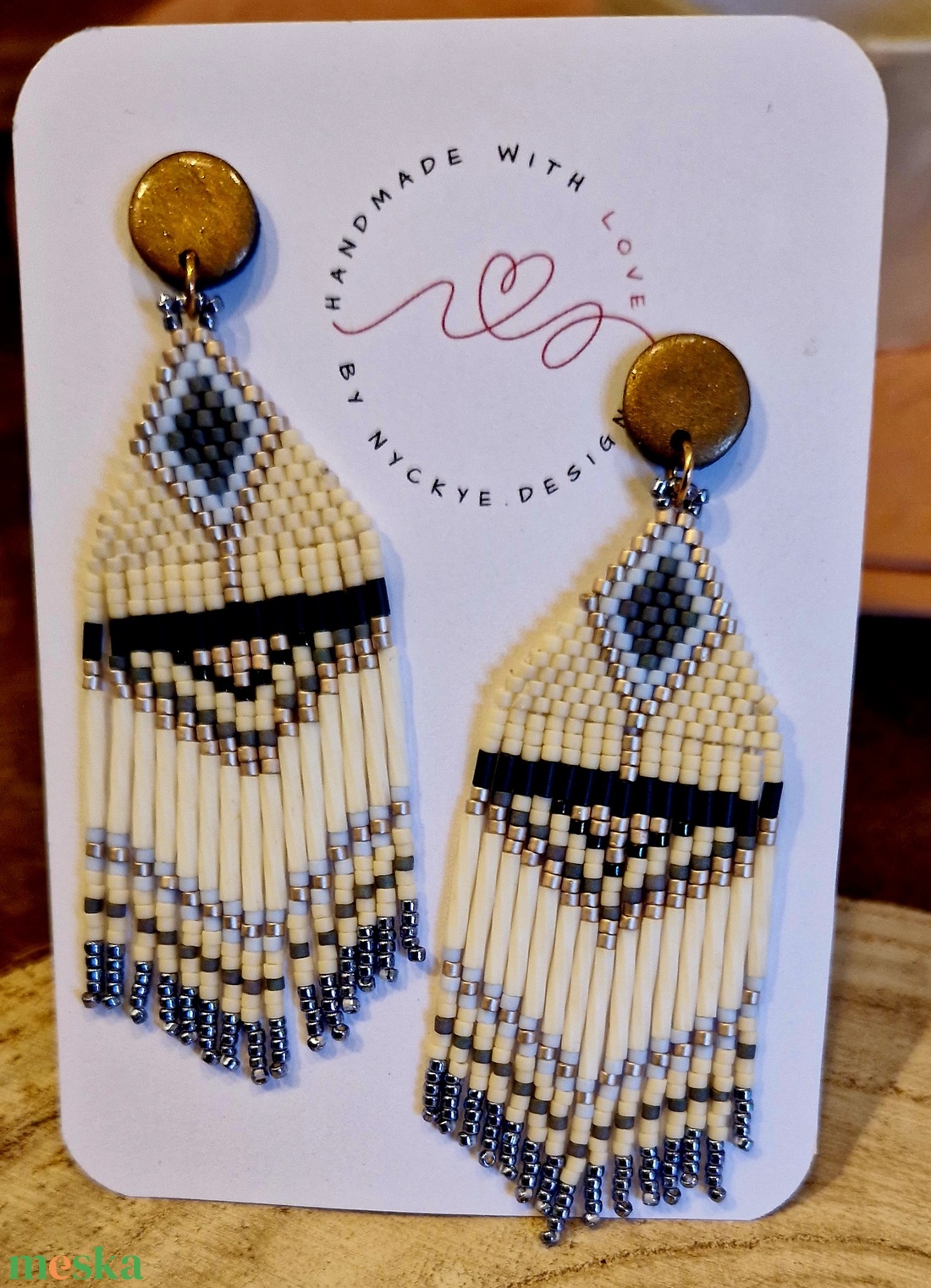 Hosszú, lógós, mintás, fekete, fehér, arany, kék színű miyuki delica gyöngy fülbevaló. Brickstitch. Ajándék nőknek. - ékszer - fülbevaló - lógó fülbevaló - Meska.hu Hosszú, lógós, mintás, fekete, fehér, arany, kék színű miyuki delica gyöngy fülbevaló. Brickstitch. Ajándék nőknek. - ékszer - fülbevaló - lógó fülbevaló - Meska.hu