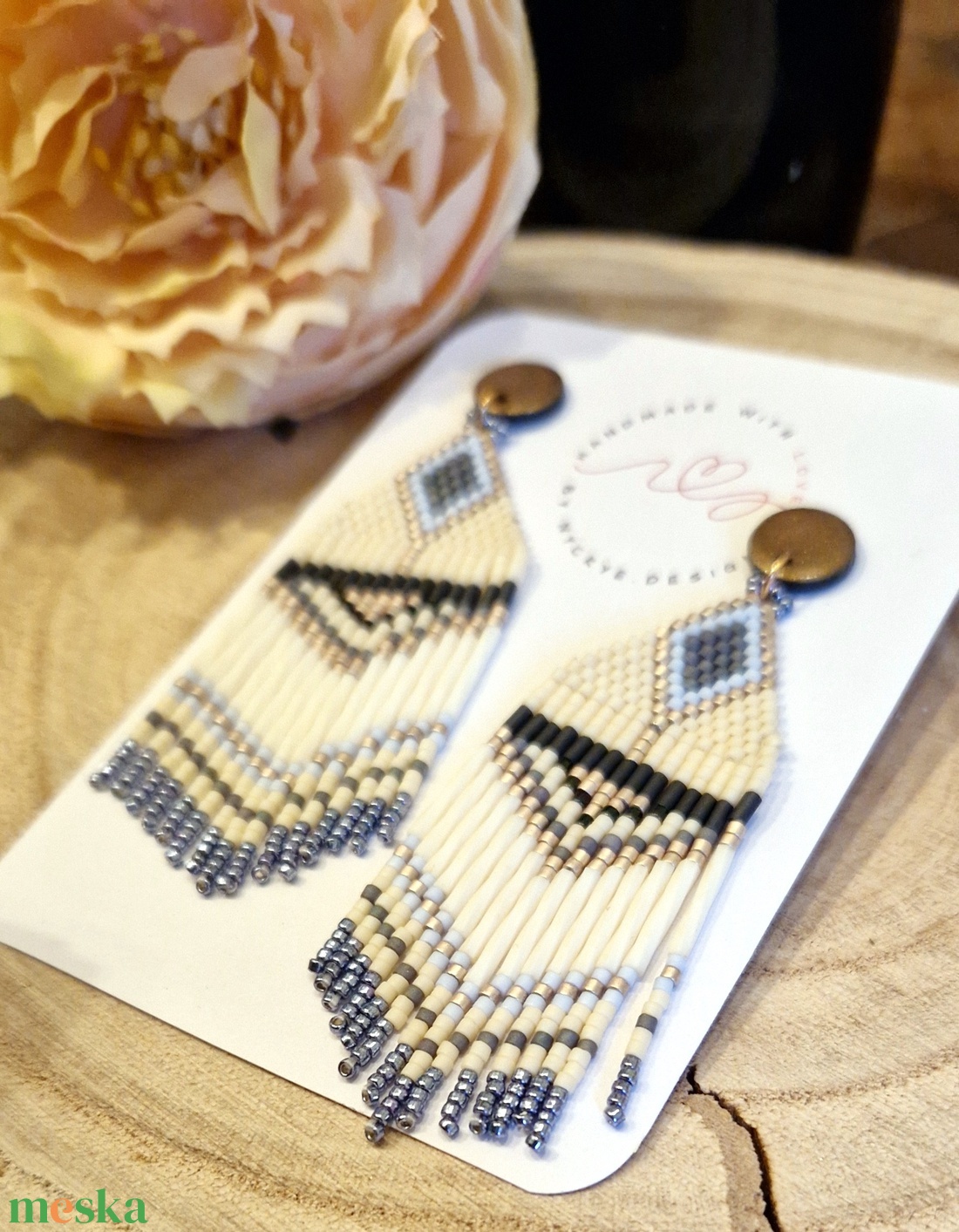 Hosszú, lógós, mintás, fekete, fehér, arany, kék színű miyuki delica gyöngy fülbevaló. Brickstitch. Ajándék nőknek. - ékszer - fülbevaló - lógó fülbevaló - Meska.hu Hosszú, lógós, mintás, fekete, fehér, arany, kék színű miyuki delica gyöngy fülbevaló. Brickstitch. Ajándék nőknek. - ékszer - fülbevaló - lógó fülbevaló - Meska.hu