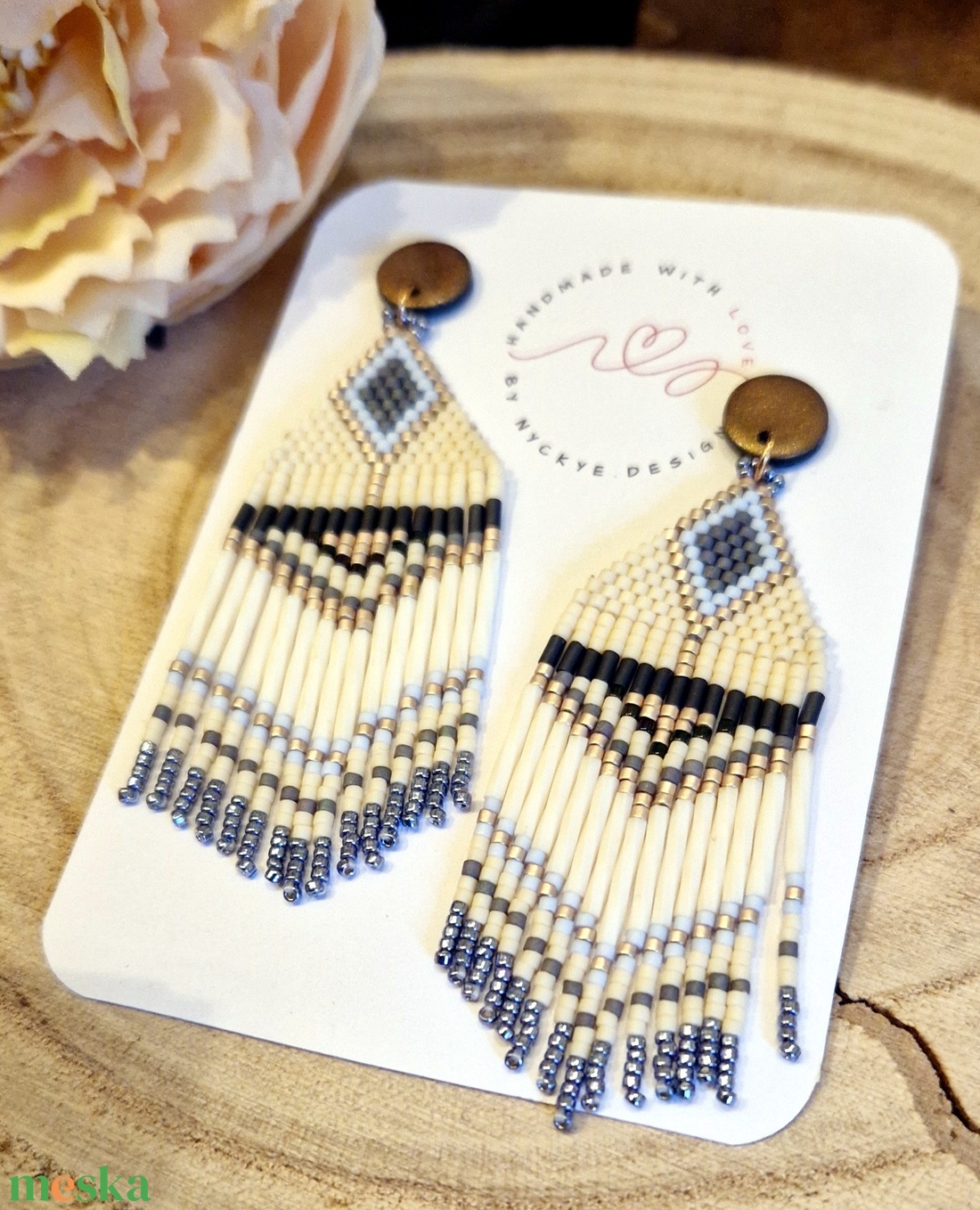 Hosszú, lógós, mintás, fekete, fehér, arany, kék színű miyuki delica gyöngy fülbevaló. Brickstitch. Ajándék nőknek. - ékszer - fülbevaló - lógó fülbevaló - Meska.hu Hosszú, lógós, mintás, fekete, fehér, arany, kék színű miyuki delica gyöngy fülbevaló. Brickstitch. Ajándék nőknek. - ékszer - fülbevaló - lógó fülbevaló - Meska.hu