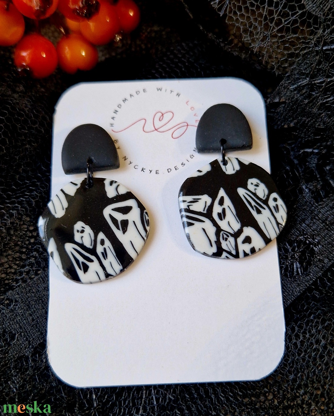 Halloween koponya mintás kerek fekete fehér fülbevaló. Polymer clay. - otthon & életmód - dekoráció - halloween - halloweeni ékszerek - Meska.hu Halloween koponya mintás kerek fekete fehér fülbevaló. Polymer clay. - otthon & életmód - dekoráció - halloween - halloweeni ékszerek - Meska.hu