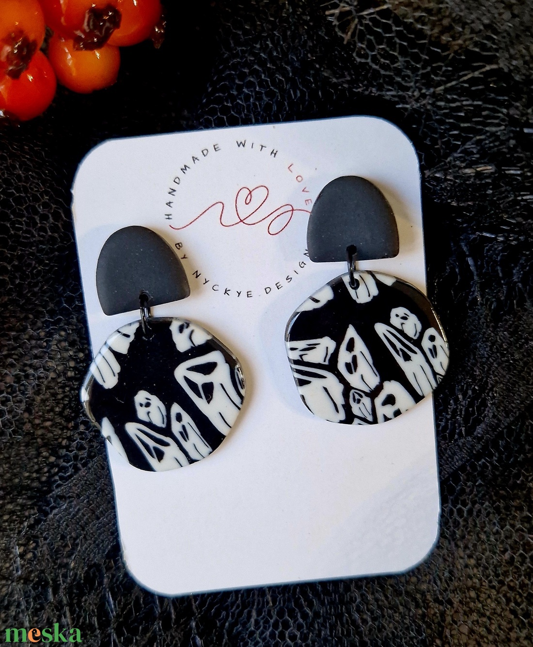 Halloween koponya mintás kerek fekete fehér fülbevaló. Polymer clay. - otthon & életmód - dekoráció - halloween - halloweeni ékszerek - Meska.hu Halloween koponya mintás kerek fekete fehér fülbevaló. Polymer clay. - otthon & életmód - dekoráció - halloween - halloweeni ékszerek - Meska.hu