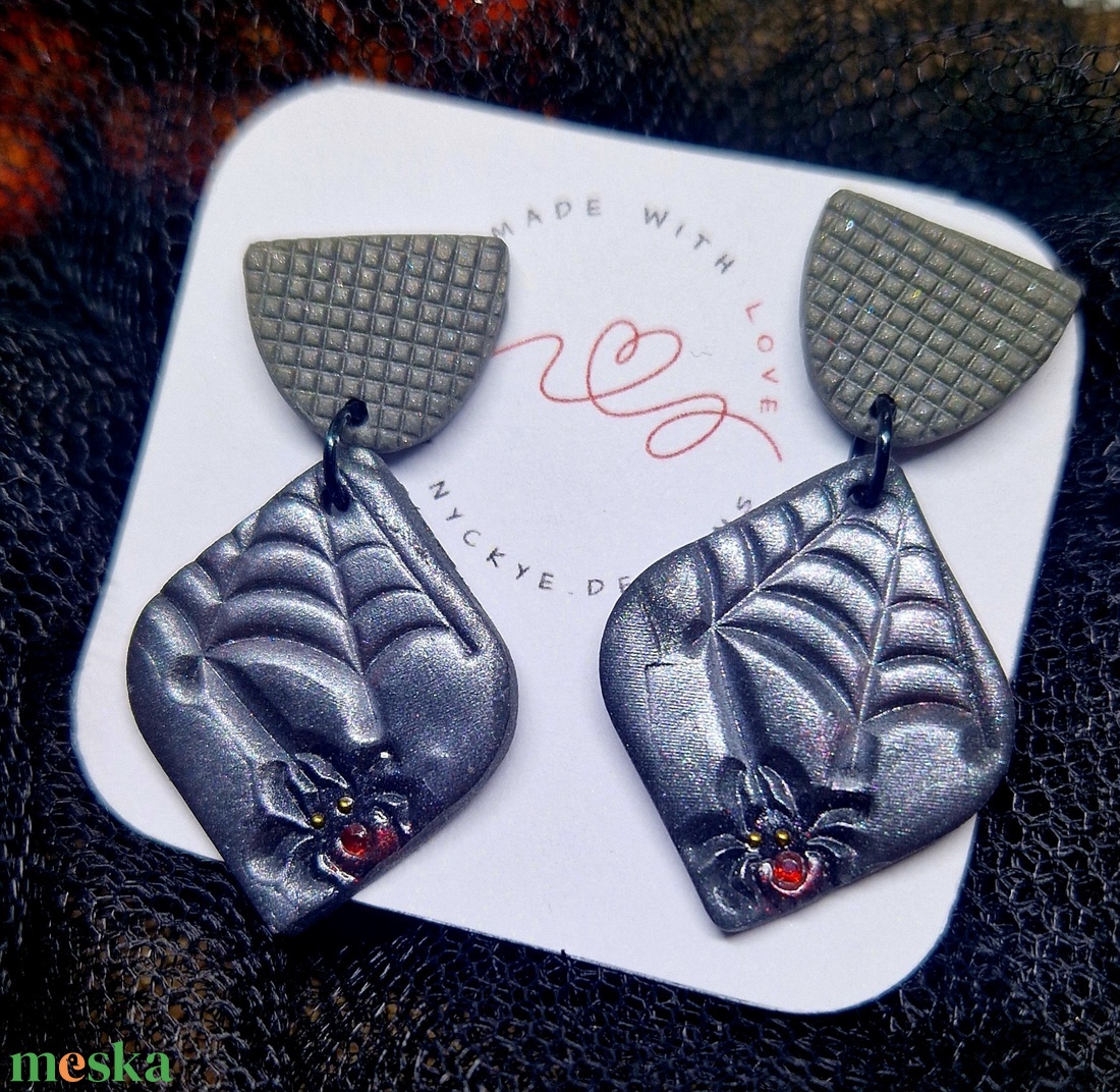 Halloween mintás logós mintás fülbevaló, pók mintával. Ezüst szinben. Polymer clay. Ajándék nőknek. - ékszer - fülbevaló - lógó fülbevaló - Meska.hu Halloween mintás logós mintás fülbevaló, pók mintával. Ezüst szinben. Polymer clay. Ajándék nőknek. - ékszer - fülbevaló - lógó fülbevaló - Meska.hu