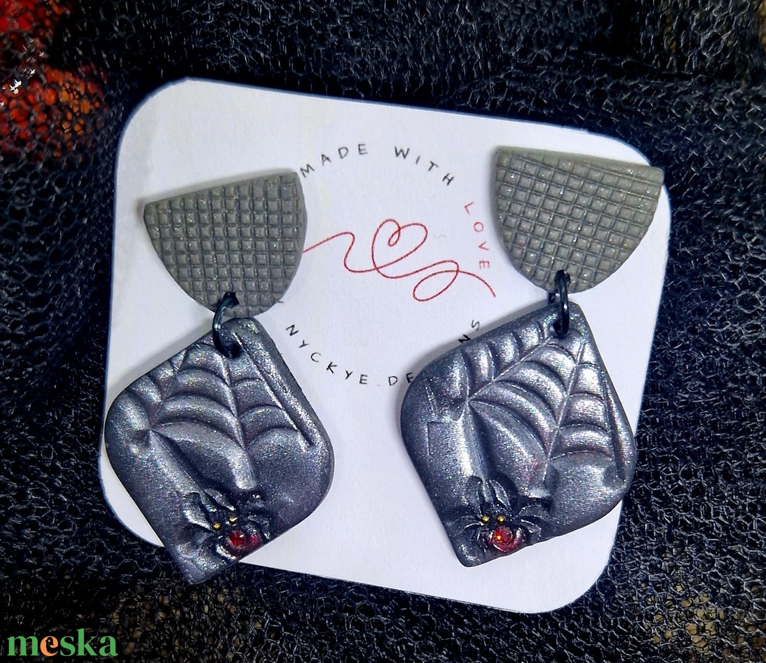 Halloween mintás logós mintás fülbevaló, pók mintával. Ezüst szinben. Polymer clay. Ajándék nőknek. - ékszer - fülbevaló - lógó fülbevaló - Meska.hu Halloween mintás logós mintás fülbevaló, pók mintával. Ezüst szinben. Polymer clay. Ajándék nőknek. - ékszer - fülbevaló - lógó fülbevaló - Meska.hu
