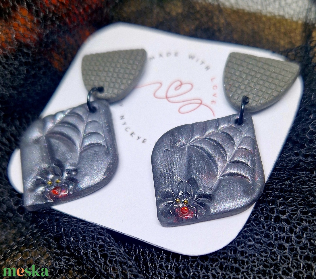 Halloween mintás logós mintás fülbevaló, pók mintával. Ezüst szinben. Polymer clay. Ajándék nőknek. - ékszer - fülbevaló - lógó fülbevaló - Meska.hu Halloween mintás logós mintás fülbevaló, pók mintával. Ezüst szinben. Polymer clay. Ajándék nőknek. - ékszer - fülbevaló - lógó fülbevaló - Meska.hu