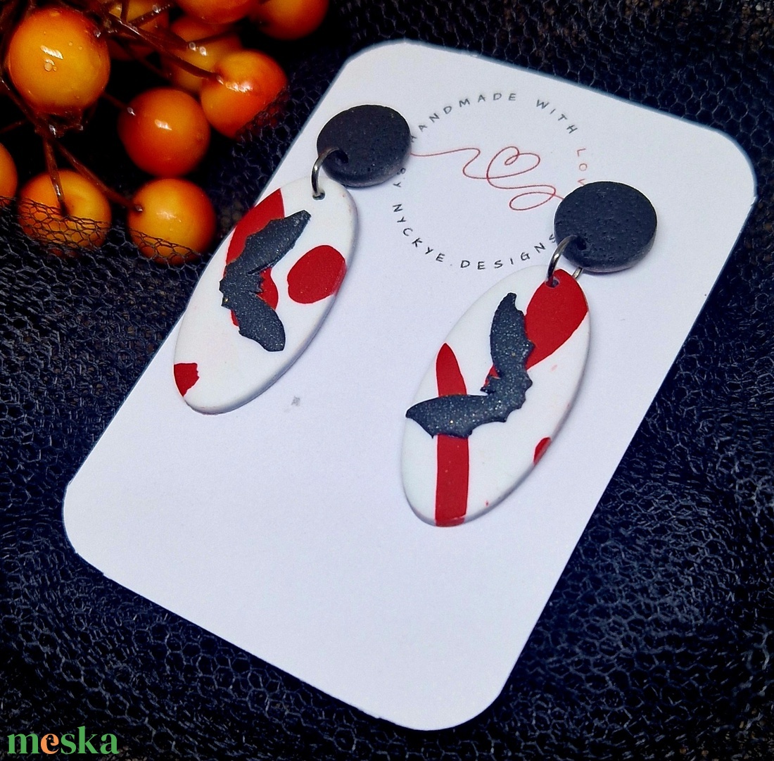 Halloween mintás denevér ovális mintás fülbevaló. Fehér, piros, fekete. Polymer clay. Ajándék nőknek. - ékszer - fülbevaló - lógó fülbevaló - Meska.hu Halloween mintás denevér ovális mintás fülbevaló. Fehér, piros, fekete. Polymer clay. Ajándék nőknek. - ékszer - fülbevaló - lógó fülbevaló - Meska.hu
