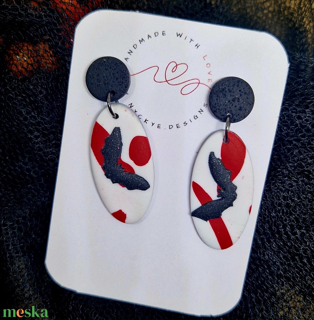 Halloween mintás denevér ovális mintás fülbevaló. Fehér, piros, fekete. Polymer clay. Ajándék nőknek. - ékszer - fülbevaló - lógó fülbevaló - Meska.hu Halloween mintás denevér ovális mintás fülbevaló. Fehér, piros, fekete. Polymer clay. Ajándék nőknek. - ékszer - fülbevaló - lógó fülbevaló - Meska.hu