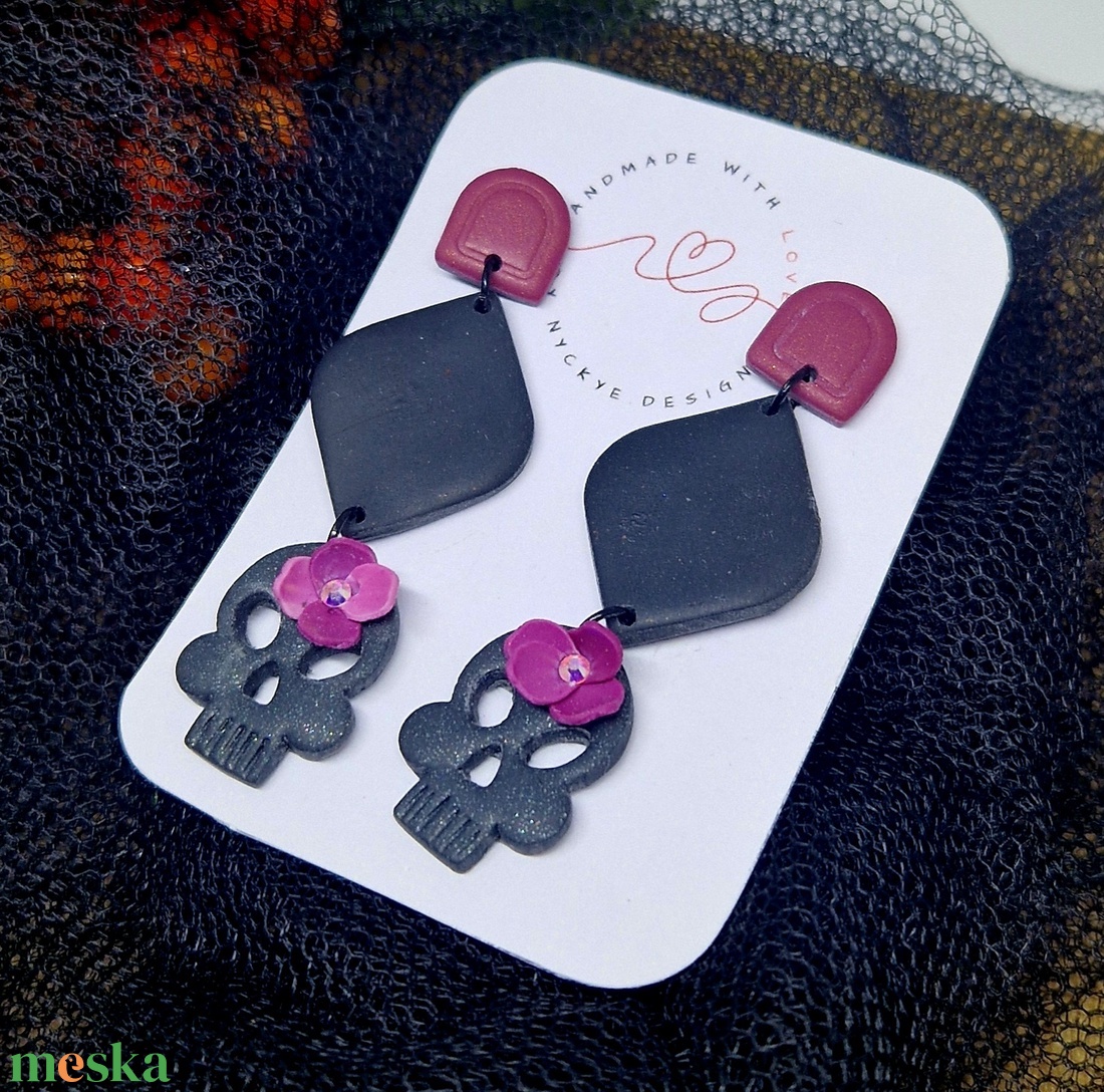 Halloween mintás logós mintás fülbevaló, csontváz virággal. Rózsaszín és fekete. Polymer clay. Ajándék nőknek. - ékszer - fülbevaló - lógó fülbevaló - Meska.hu Halloween mintás logós mintás fülbevaló, csontváz virággal. Rózsaszín és fekete. Polymer clay. Ajándék nőknek. - ékszer - fülbevaló - lógó fülbevaló - Meska.hu