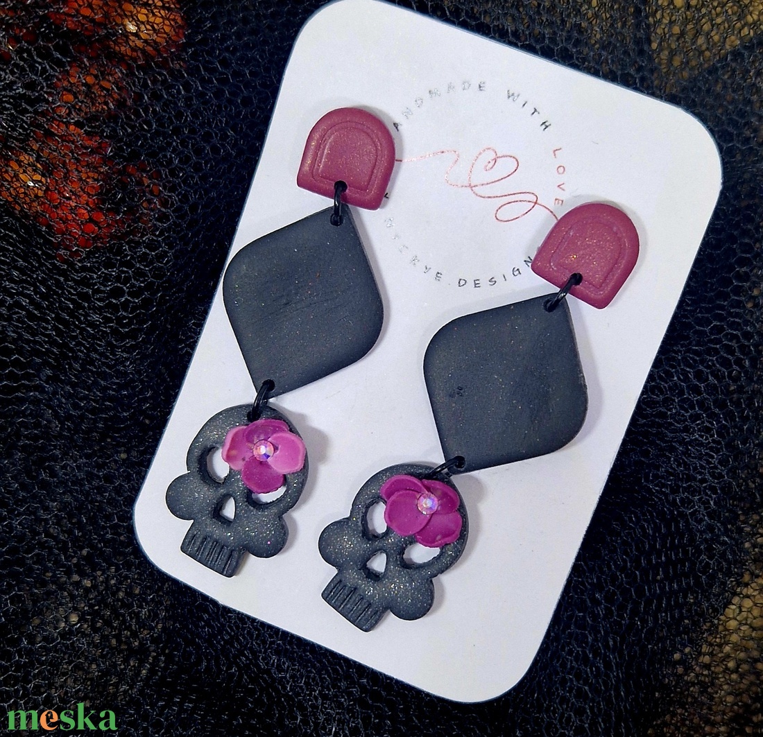 Halloween mintás logós mintás fülbevaló, csontváz virággal. Rózsaszín és fekete. Polymer clay. Ajándék nőknek. - ékszer - fülbevaló - lógó fülbevaló - Meska.hu Halloween mintás logós mintás fülbevaló, csontváz virággal. Rózsaszín és fekete. Polymer clay. Ajándék nőknek. - ékszer - fülbevaló - lógó fülbevaló - Meska.hu