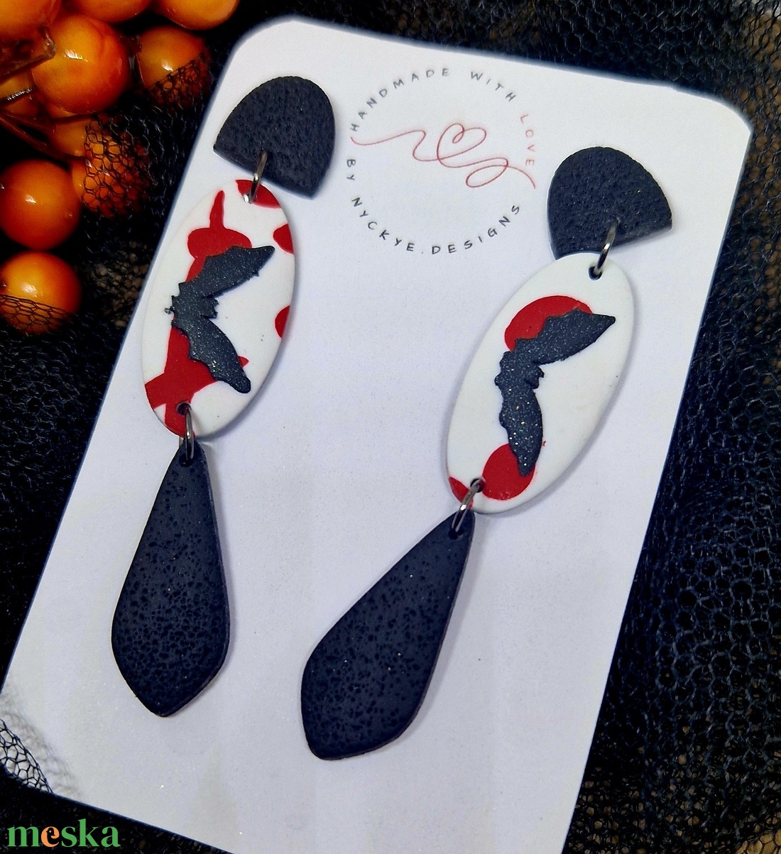 Halloween mintás denevér ovális mintás fülbevaló. Fehér, piros, fekete. Polymer clay. Ajándék nőknek. - ékszer - fülbevaló - lógó fülbevaló - Meska.hu Halloween mintás denevér ovális mintás fülbevaló. Fehér, piros, fekete. Polymer clay. Ajándék nőknek. - ékszer - fülbevaló - lógó fülbevaló - Meska.hu