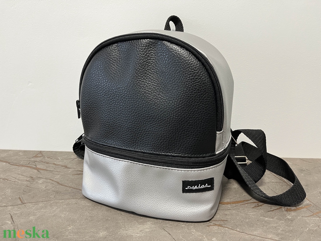 Szürke éjfekete műbőr mini hátizsák - táska & tok - hátizsák - hátizsák - Meska.hu