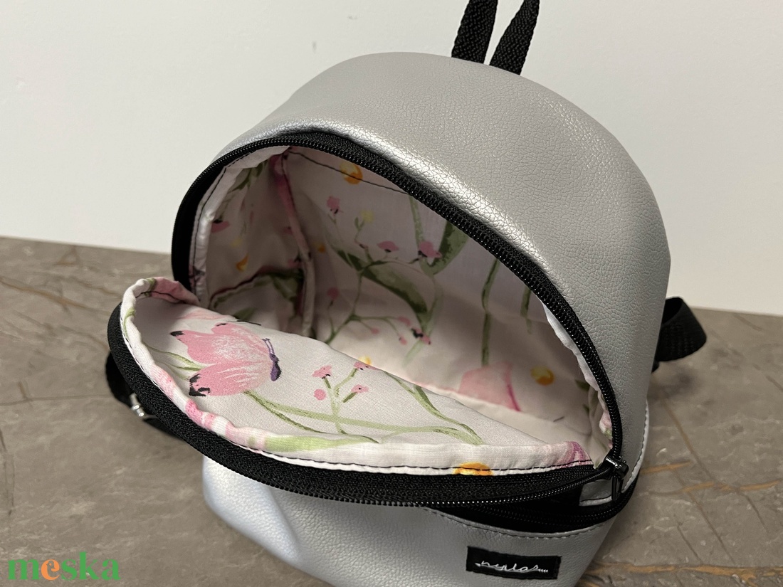 Szürke éjfekete műbőr mini hátizsák - táska & tok - hátizsák - hátizsák - Meska.hu