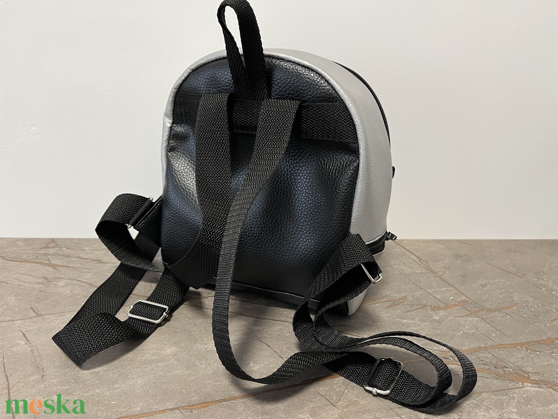 Szürke éjfekete műbőr mini hátizsák - táska & tok - hátizsák - hátizsák - Meska.hu