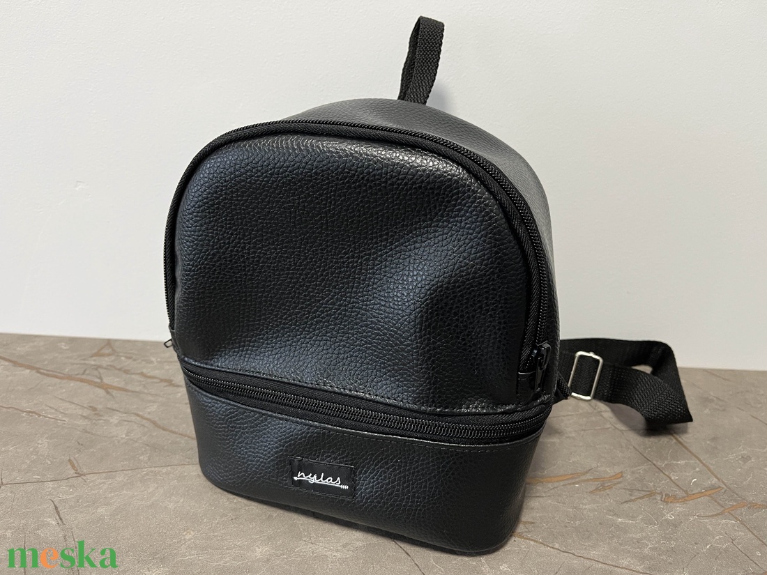 Éjfekete műbőr mini hátizsák - táska & tok - hátizsák - hátizsák - Meska.hu