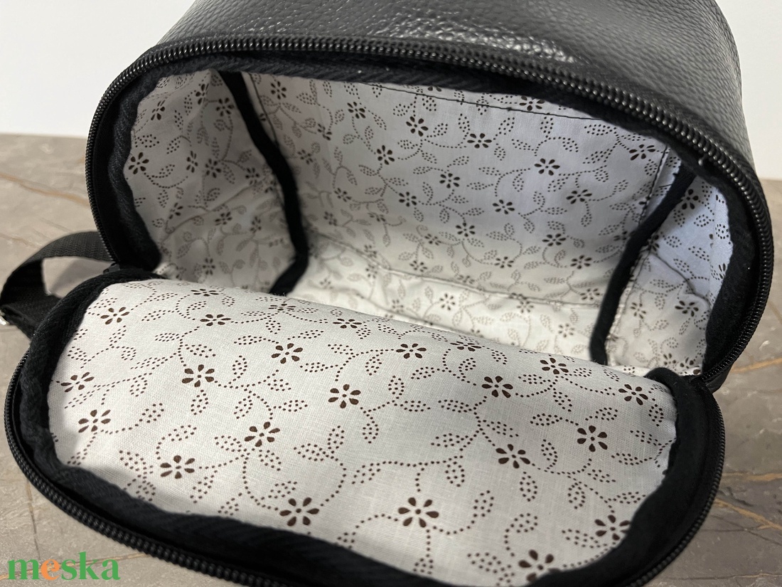 Éjfekete műbőr mini hátizsák - táska & tok - hátizsák - hátizsák - Meska.hu