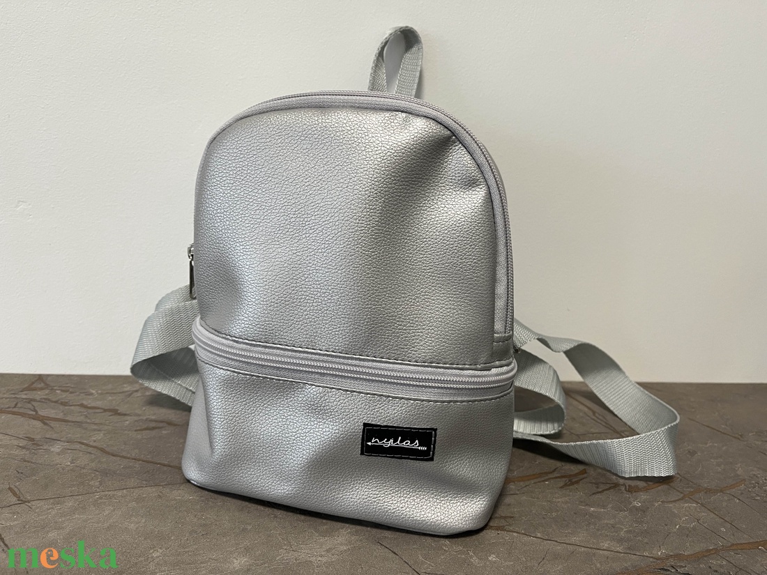 Ezüst műbőr mini hátizsák - táska & tok - hátizsák - hátizsák - Meska.hu
