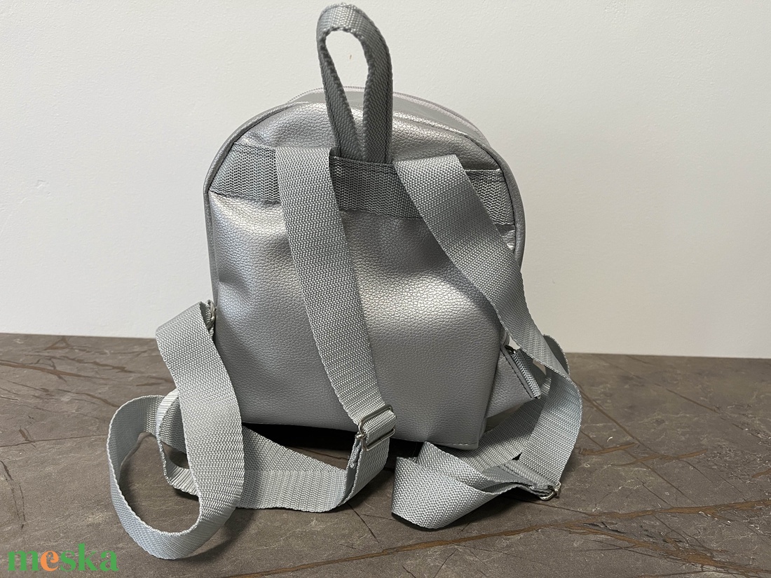Ezüst műbőr mini hátizsák - táska & tok - hátizsák - hátizsák - Meska.hu
