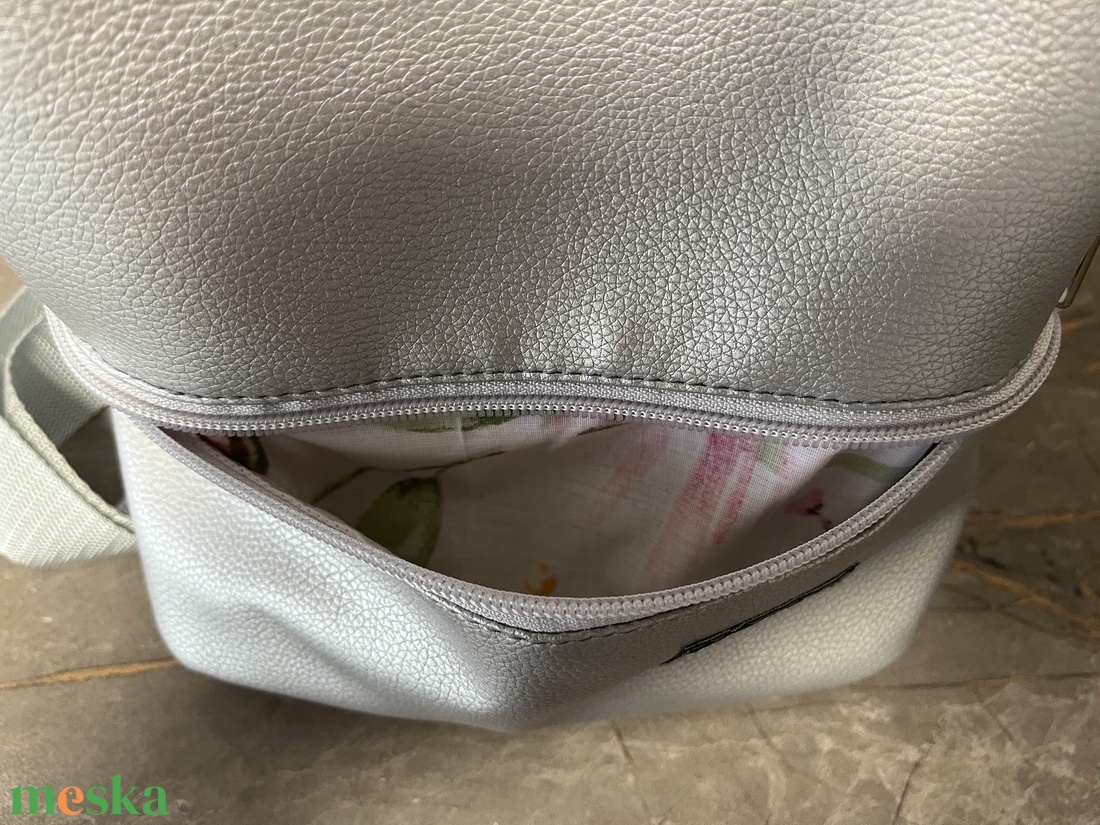 Ezüst műbőr mini hátizsák - táska & tok - hátizsák - hátizsák - Meska.hu