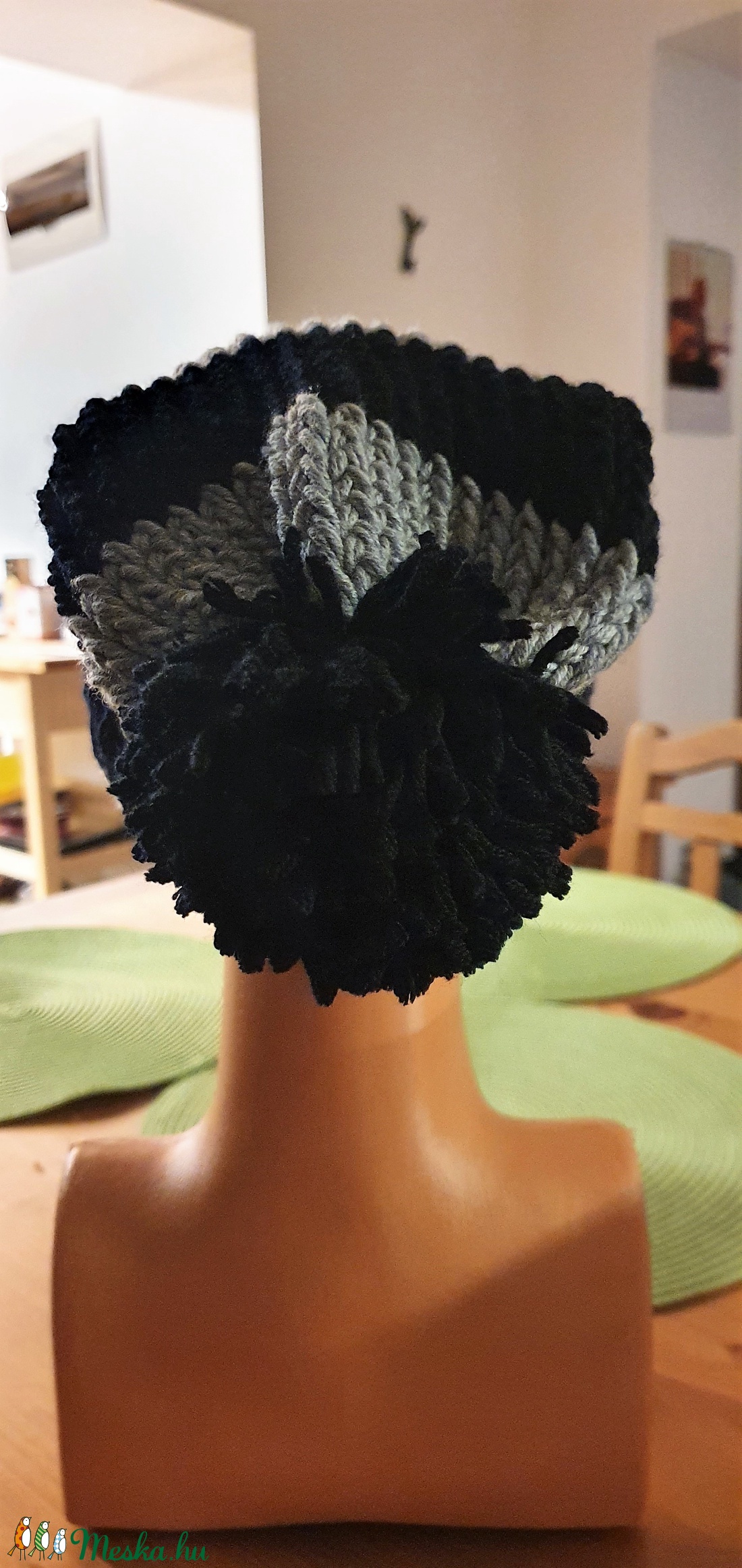 Szürke-fekete 100% merino gyapjú készült bojtos sapka - ruha & divat - sál, sapka, kendő - sapka & sál szett - Meska.hu Szürke-fekete 100% merino gyapjú készült bojtos sapka - ruha & divat - sál, sapka, kendő - sapka & sál szett - Meska.hu