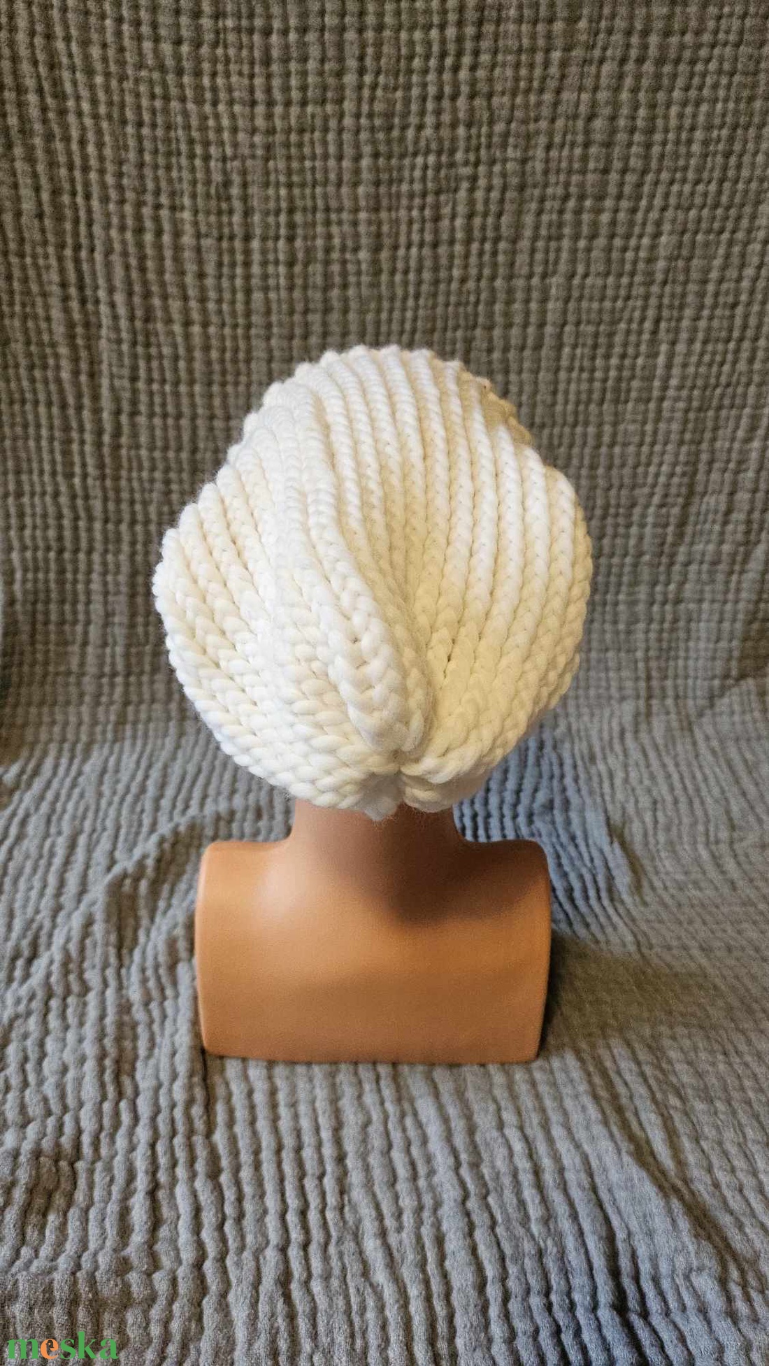 Luxus fonalból (DHG Piuma Classics Natural White), 100% merinó gyapjúból készült sapka díszgombbal - ruha & divat - sál, sapka, kendő - sapka - Meska.hu Luxus fonalból (DHG Piuma Classics Natural White), 100% merinó gyapjúból készült sapka díszgombbal - ruha & divat - sál, sapka, kendő - sapka - Meska.hu