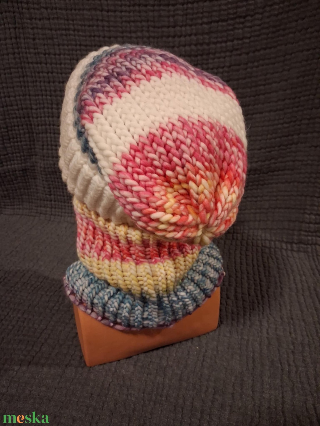 DHG Piuma Dégradé Print Unicorn 100% extra finom merino gyapjú fonalból kézzel készült sapka-körsál szett - ruha & divat - sál, sapka, kendő - sapka & sál szett - Meska.hu DHG Piuma Dégradé Print Unicorn 100% extra finom merino gyapjú fonalból kézzel készült sapka-körsál szett - ruha & divat - sál, sapka, kendő - sapka & sál szett - Meska.hu