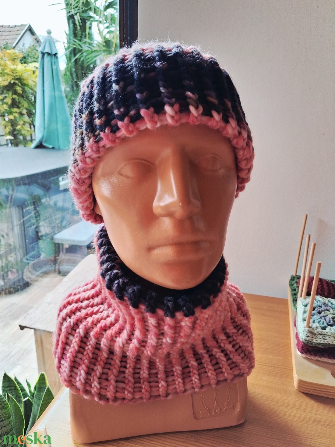 DHG Piuma 100% extra finom merino gyapjú fonalból kézzel készült sapka-körsál szett kifordítható sállal - ruha & divat - sál, sapka, kendő - sapka & sál szett - Meska.hu DHG Piuma 100% extra finom merino gyapjú fonalból kézzel készült sapka-körsál szett kifordítható sállal - ruha & divat - sál, sapka, kendő - sapka & sál szett - Meska.hu