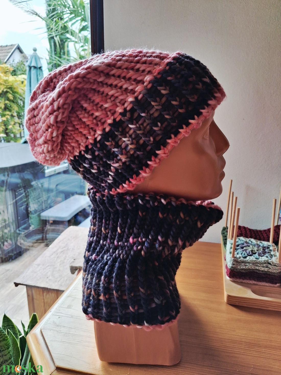 DHG Piuma 100% extra finom merino gyapjú fonalból kézzel készült sapka-körsál szett kifordítható sállal - ruha & divat - sál, sapka, kendő - sapka & sál szett - Meska.hu DHG Piuma 100% extra finom merino gyapjú fonalból kézzel készült sapka-körsál szett kifordítható sállal - ruha & divat - sál, sapka, kendő - sapka & sál szett - Meska.hu