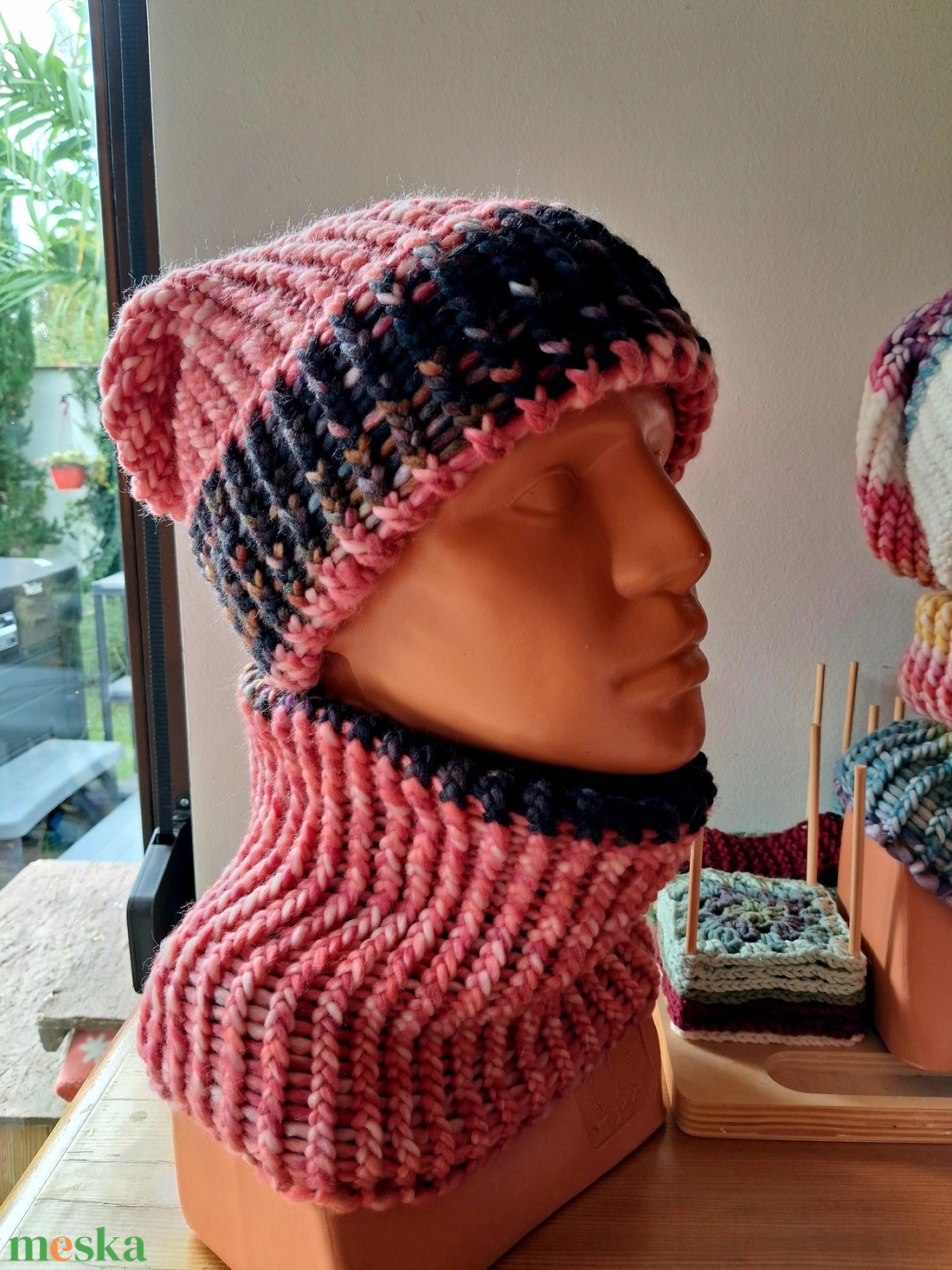 DHG Piuma 100% extra finom merino gyapjú fonalból kézzel készült sapka-körsál szett kifordítható sállal - ruha & divat - sál, sapka, kendő - sapka & sál szett - Meska.hu DHG Piuma 100% extra finom merino gyapjú fonalból kézzel készült sapka-körsál szett kifordítható sállal - ruha & divat - sál, sapka, kendő - sapka & sál szett - Meska.hu