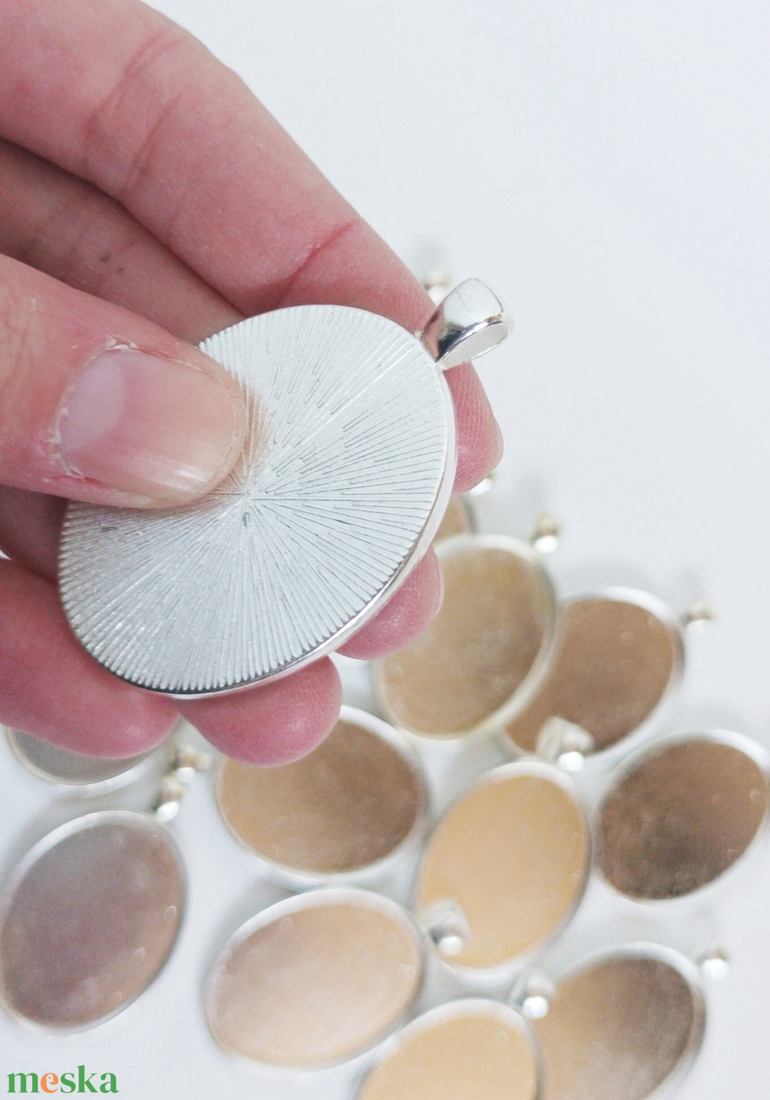 Cabochon medál alap - kellékek & szerszámok - gyöngyfűzés kellékek - cabochon - Meska.hu Cabochon medál alap - kellékek & szerszámok - gyöngyfűzés kellékek - cabochon - Meska.hu