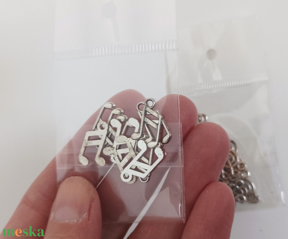 Mini hangjegy charmok - kellékek & szerszámok - ékszerkellék - charmok - Meska.hu Mini hangjegy charmok - kellékek & szerszámok - ékszerkellék - charmok - Meska.hu
