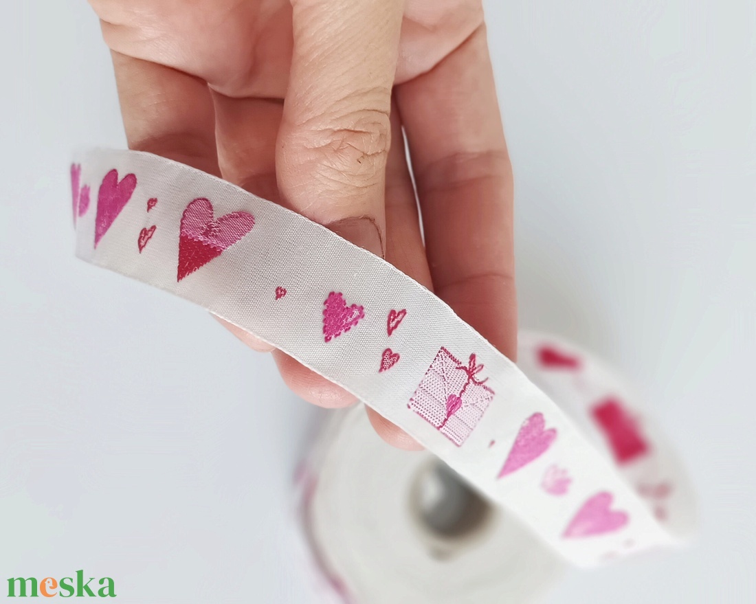 2 cm széles csomagos szalag szivekkel - kellékek & szerszámok - rövidáru - szalag, pánt - textilszalag - Meska.hu 2 cm széles csomagos szalag szivekkel - kellékek & szerszámok - rövidáru - szalag, pánt - textilszalag - Meska.hu