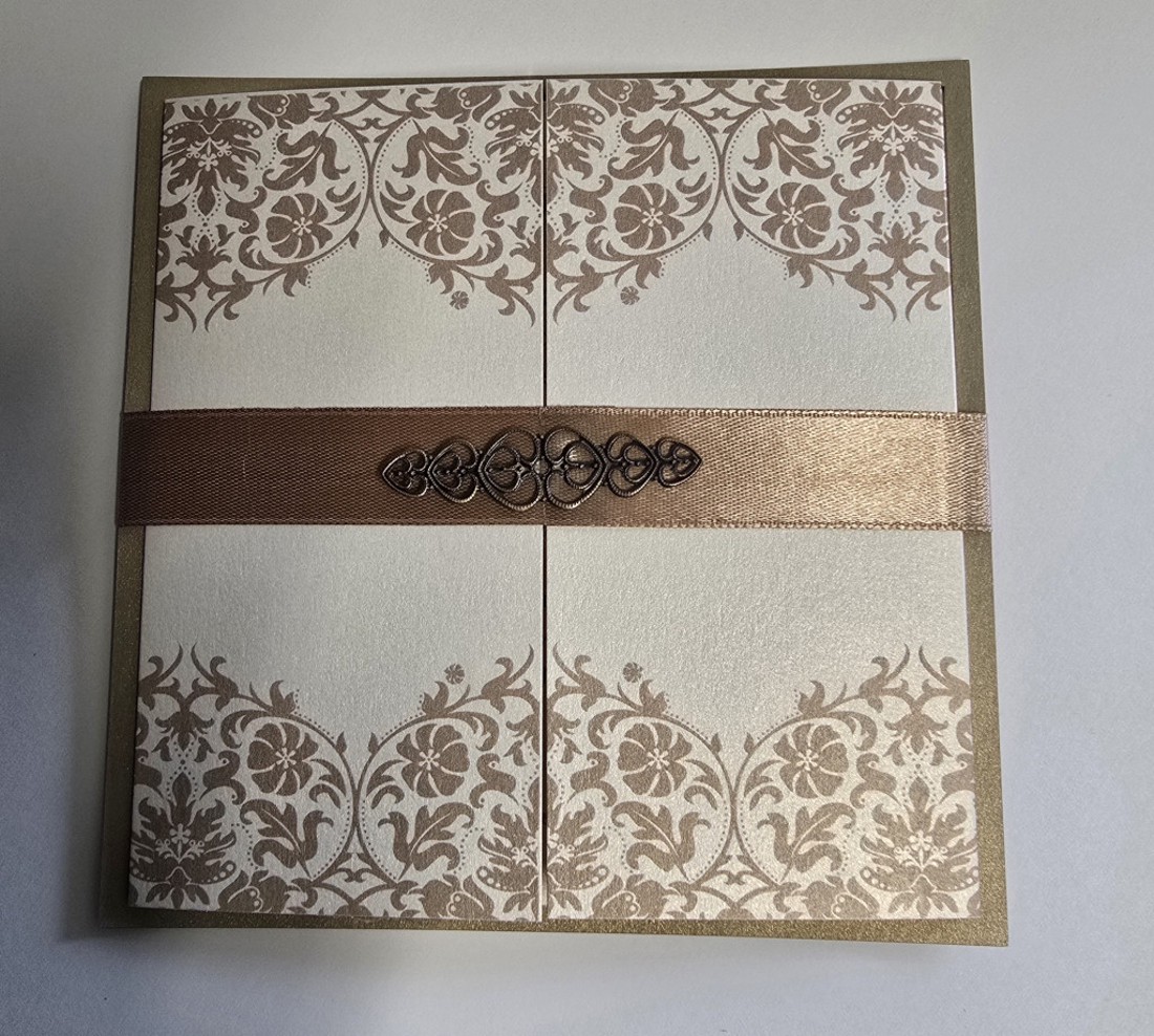 Esküvői meghívó szalaggal és szíves fém dísszel - esküvő - meghívó & kártya - meghívó - Meska.hu